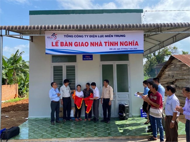 Đắk Lắk: Trao 5 nhà tình nghĩa cho gia đình chính sách, hộ nghèo (23/7/2020)